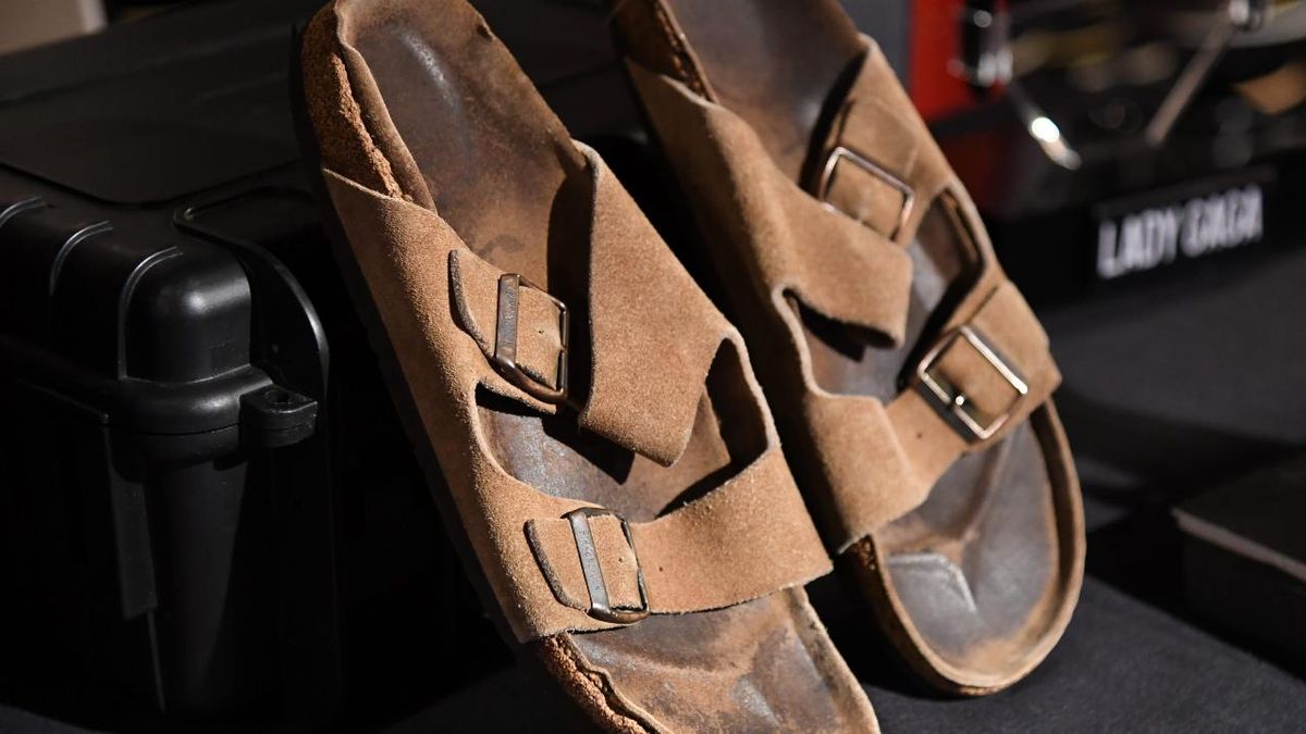 Es normal que las sandalias se manchen. Es normal que las sandalias se manchen.