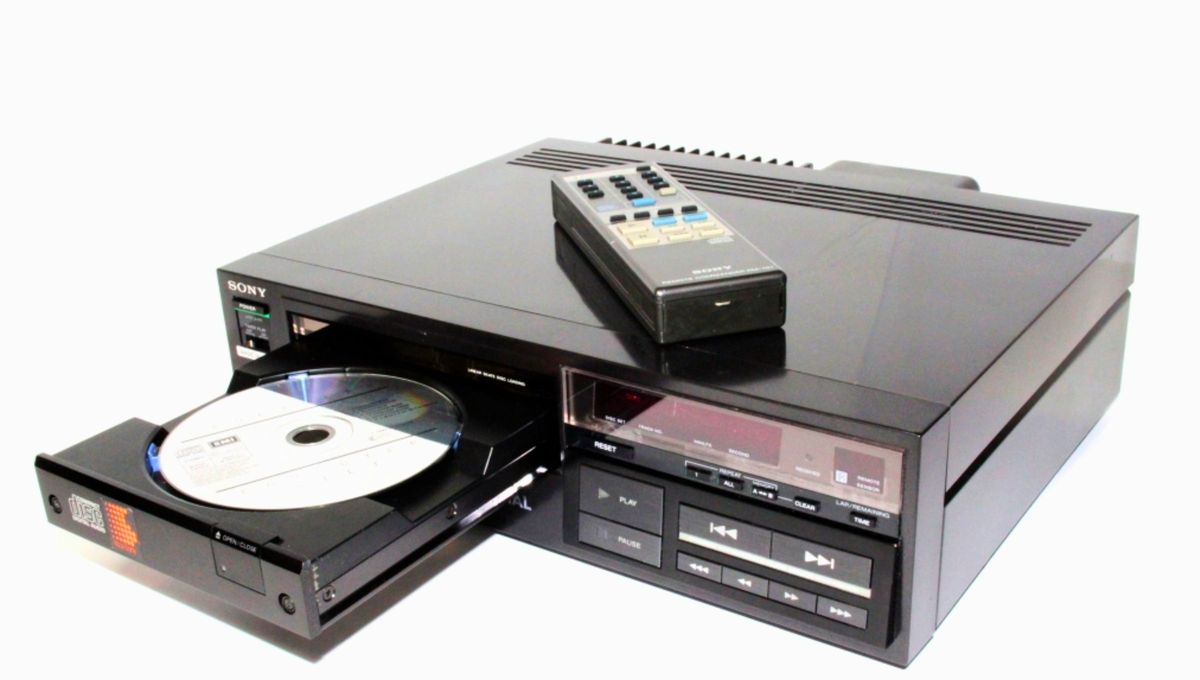 La compañía holandesa Philips presentó al mundo el disco compacto (CD) y su reproductor, una innovación que cambiaría para siempre la manera en que las personas disfrutaban de la música La compañía holandesa Philips presentó al mundo el disco compacto (CD) y su reproductor, una innovación que cambiaría para siempre la manera en que las personas disfrutaban de la música