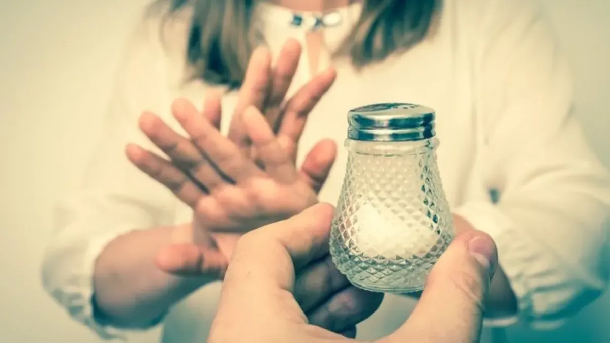 Mala suerte. El mito de pasar la sal de mano en mano es milenario. Mala suerte. El mito de pasar la sal de mano en mano es milenario.