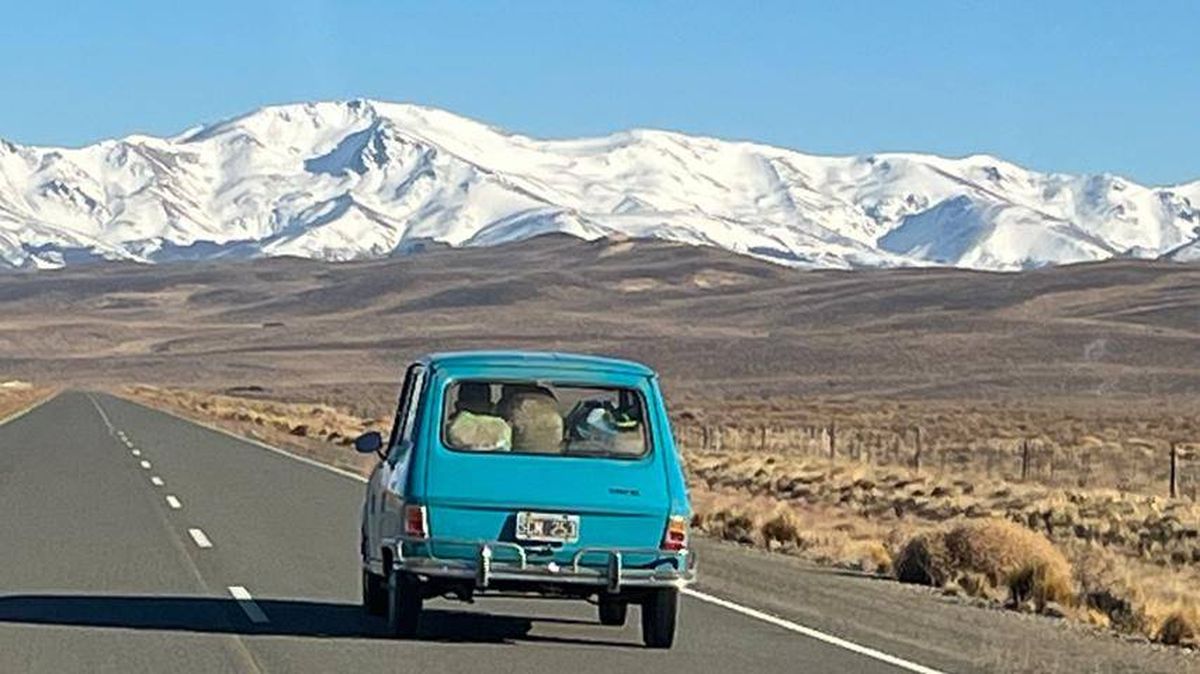 El viejo Renault que se sumó a la travesía junto con el camión de El viejo Renault que se sumó a la travesía junto con el camión de