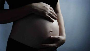 Una niñera abusó del menor que tenía que cuidar y quedó embarazada