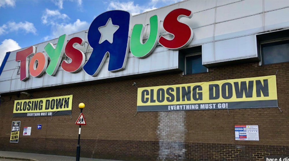 Un hombre compró todos los juguetes que quedaban en un Toys R Us un día antes de su cierre