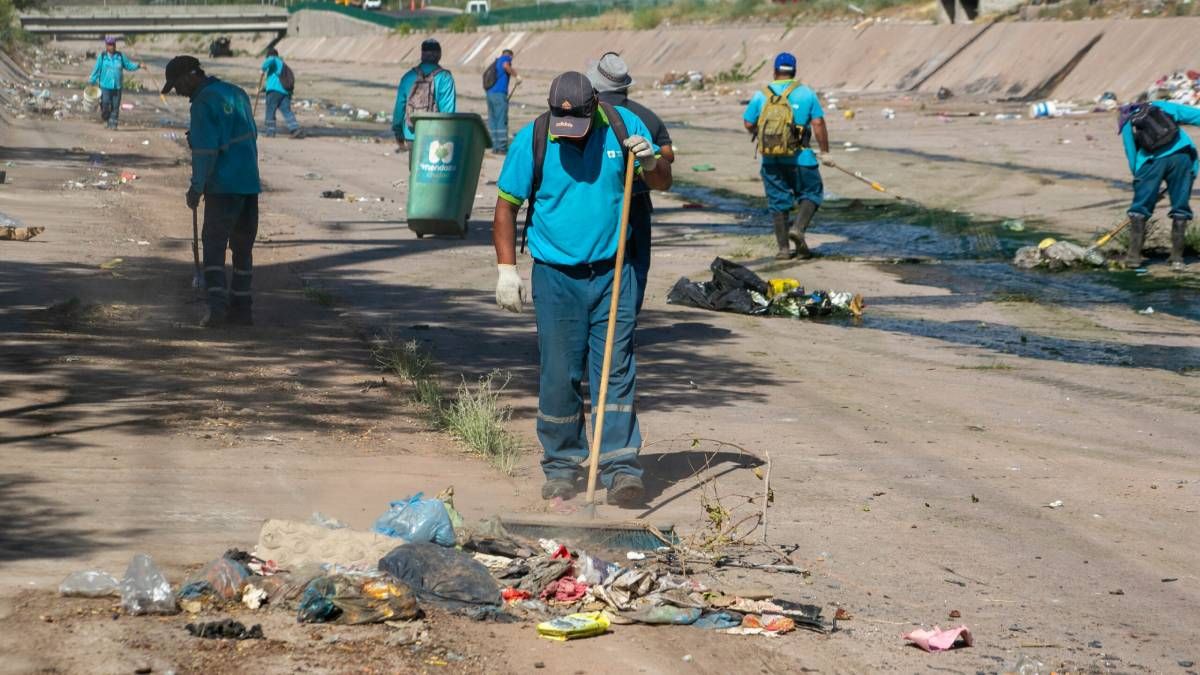 El municipio de Ciudad pidió a los vecinos y transeúntes no arrojar basura al canal Papagayos por su vital importancia en caso de lluvias.
