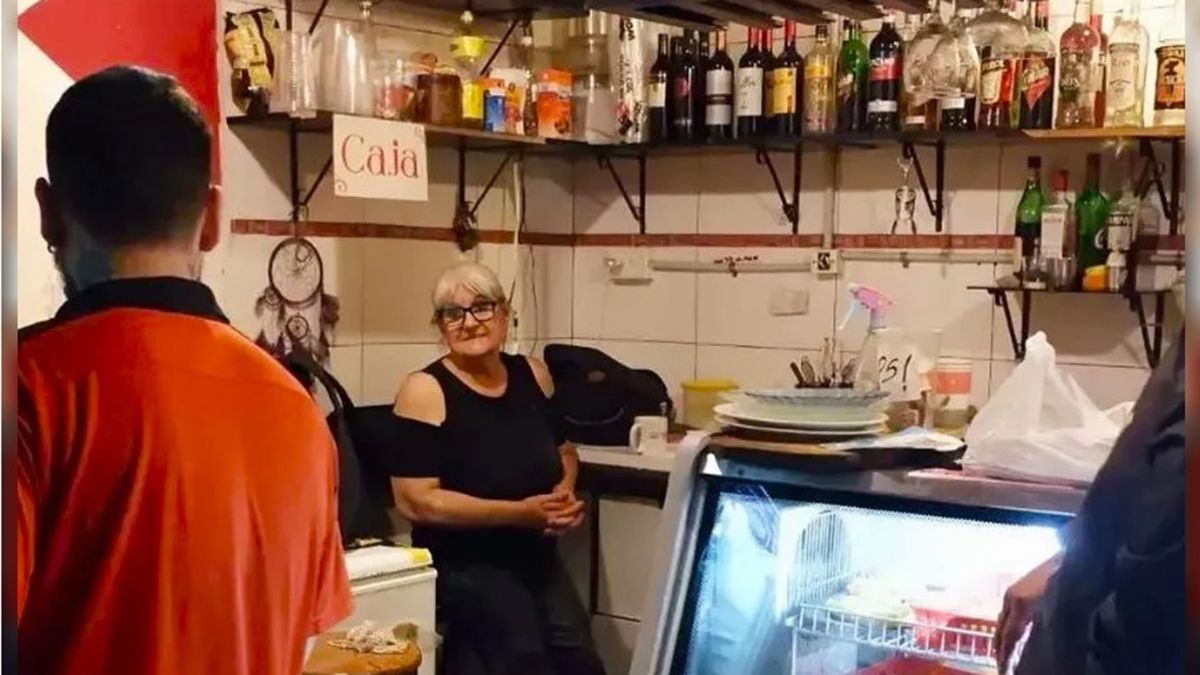 Quieren desalojar a una vendedora de empanadas discapacitada del Mercado de San Telmo