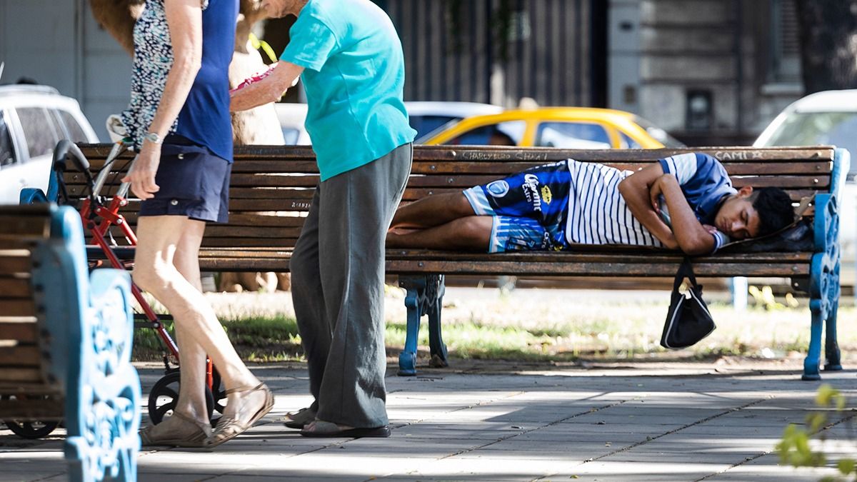 Un joven en situación de calle en la plaza Independencia de Ciudad.