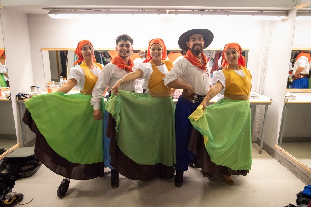 Leonel Bravo y su tío Xabi, junto a las mujeres de la familia: María Luz, Isabella, Cintia y Andrea. La Vendimia 2025 se baila en familia. Leonel Bravo y su tío Xabi, junto a las mujeres de la familia: María Luz, Isabella, Cintia y Andrea. La Vendimia 2025 se baila en familia.