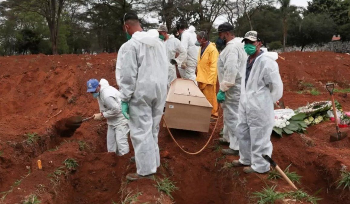 Las muertes aumentaron en los últimos 30 días en Brasil, lo que provoca alarma en la población, mientras el presidente Bolsonaro sigue negando la gravedad de la pandemia