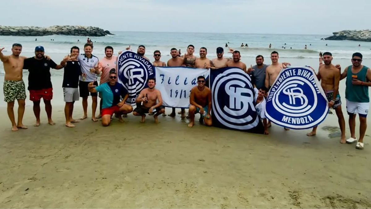Los hinchas de Independiente Rivadavia en la playa de La Guaira. Foto: Félix Riestra.