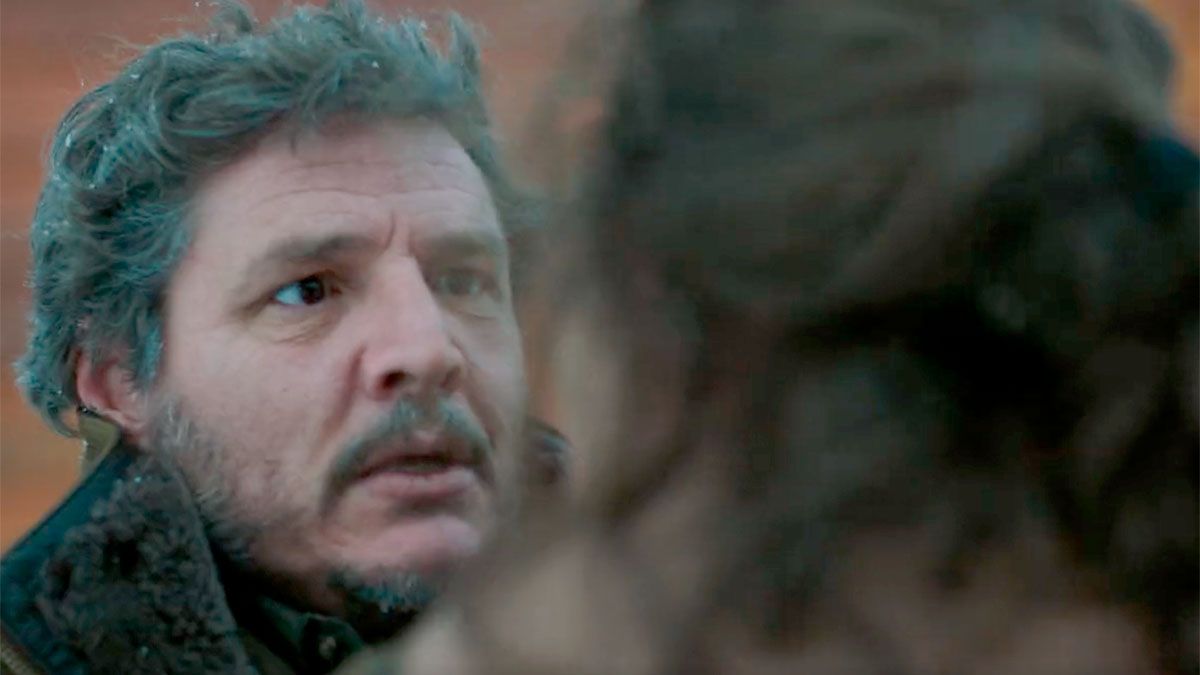 Joel (Pedro Pascal) es un experimentado superviviente y es contratado para sacar de contrabando a Ellie.