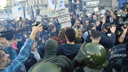 Caos y forcejeo en la marcha en defensa de la nueva fórmula de movilidad para los jubilados.