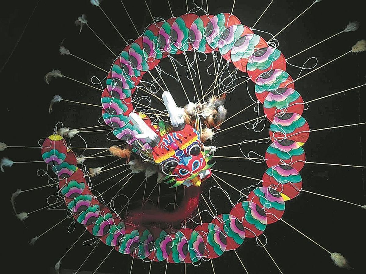 Una cometa ciempiés con cabeza de dragón hecha por Yang Hongwei, heredera de cometas en Weifang, provincia de Shandong. PARA USO DE CHINA DAILY Una cometa ciempiés con cabeza de dragón hecha por Yang Hongwei, heredera de cometas en Weifang, provincia de Shandong. PARA USO DE CHINA DAILY