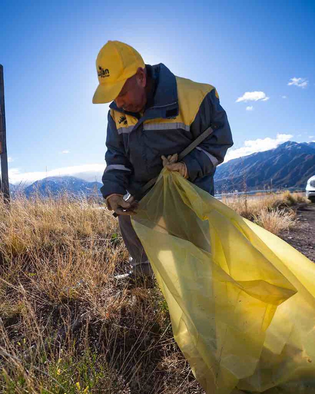 Hasta una silla de hierro extrajo desde el interior del dique Potrerillos el equipo de buceo que participó de esta acción ambiental. Hasta una silla de hierro extrajo desde el interior del dique Potrerillos el equipo de buceo que participó de esta acción ambiental.