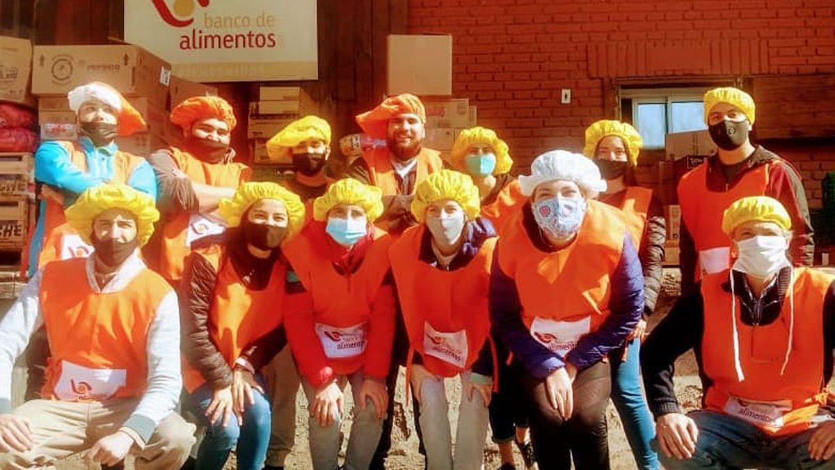 Un grupo de voluntarios del Banco de Alimentos Mendoza.