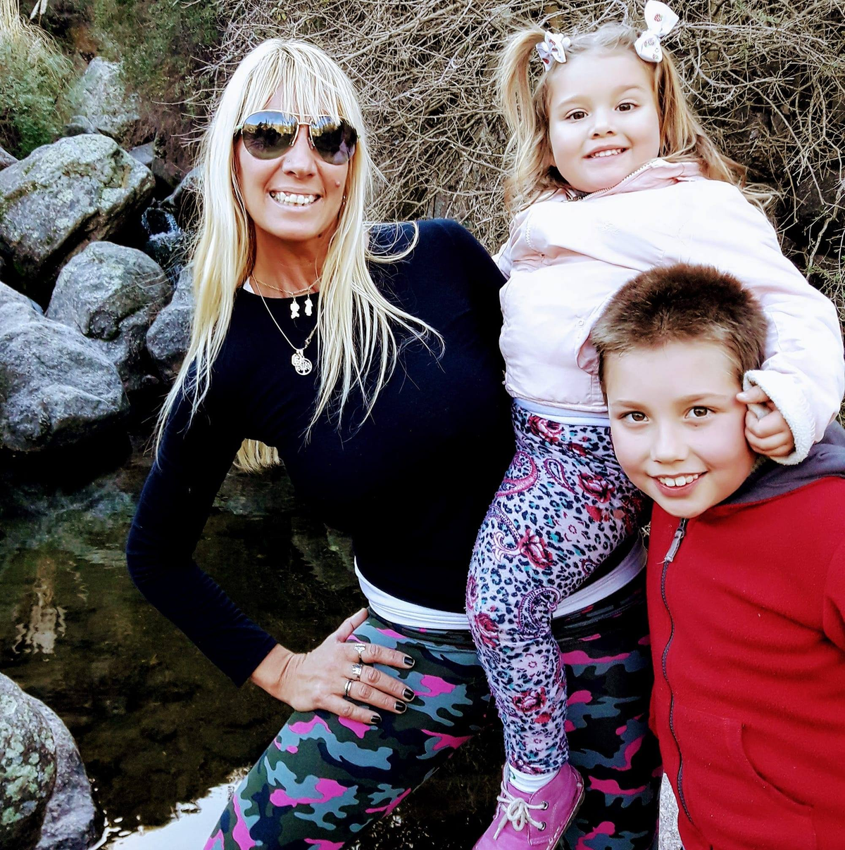 Carla y sus hijos Abril y Agustín Kruk.