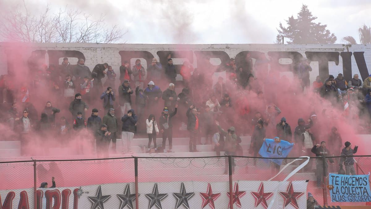 Los hinchas del Deportivo Maipú alentando al Cruzado. Los hinchas del Deportivo Maipú alentando al Cruzado.