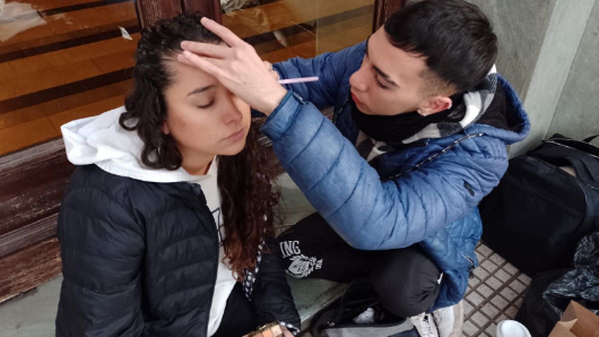 Braian y Mónica se dan una mano con el maquillaje antes de que se abran las puertas del Independencia.