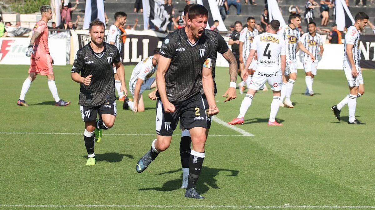 Diego Mondino grita el gol con alma y vida.
