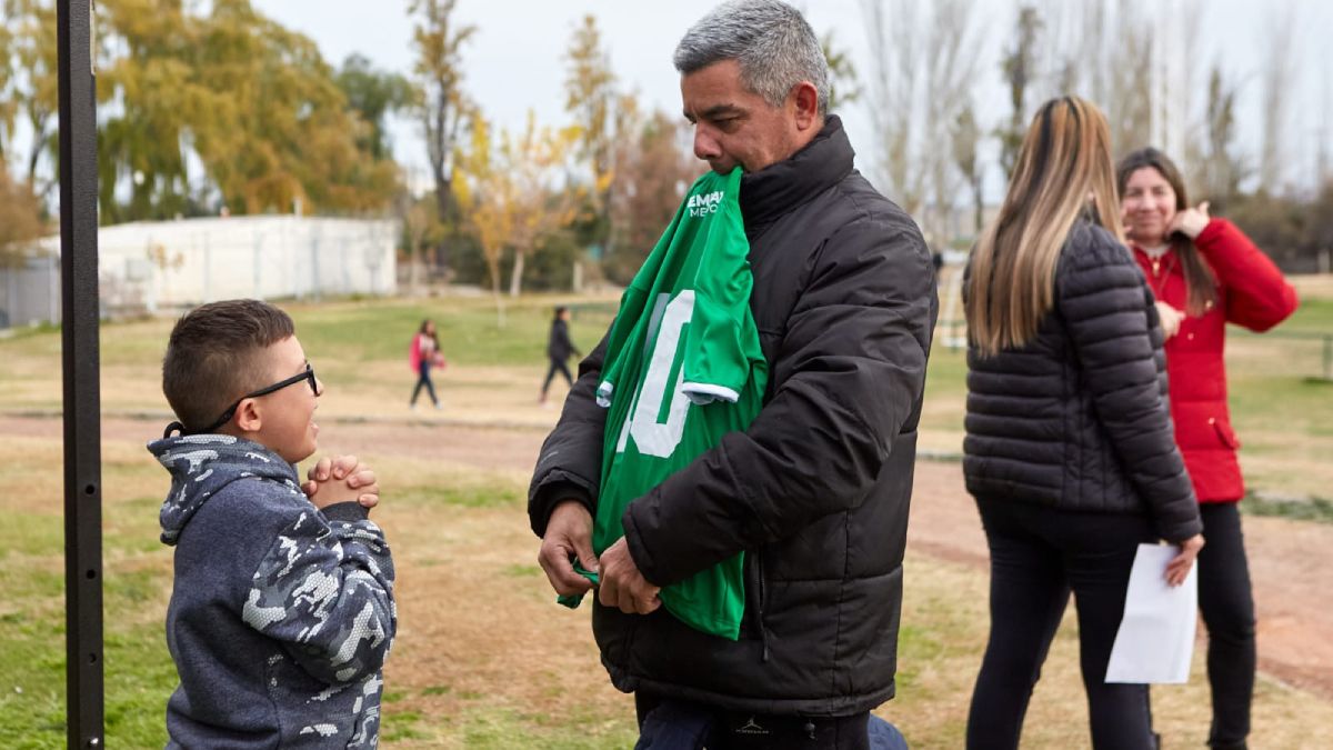 Toda la emoción y felicidad reflejada en el rostro de este niño que está recibiendo su primera camiseta. Todo un logro de la inclusión y la generación de grupos de pertenencia.