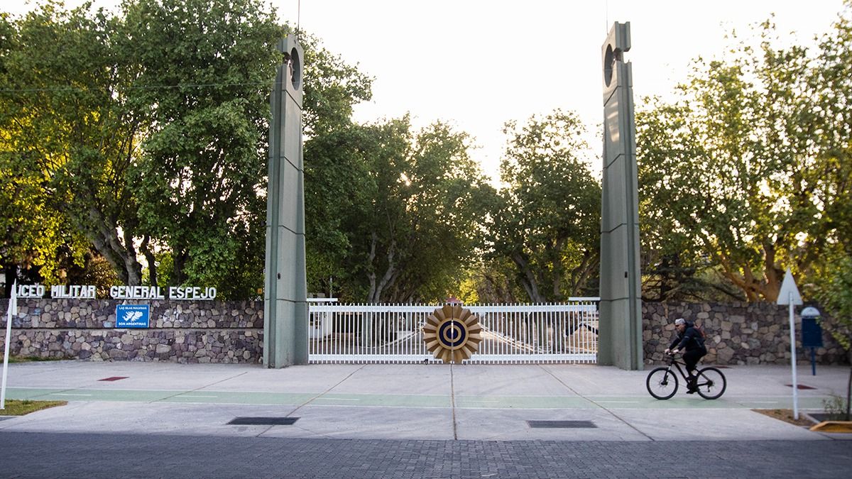 En Mendoza funciona el Liceo Militar General Espejo. En Mendoza funciona el Liceo Militar General Espejo.