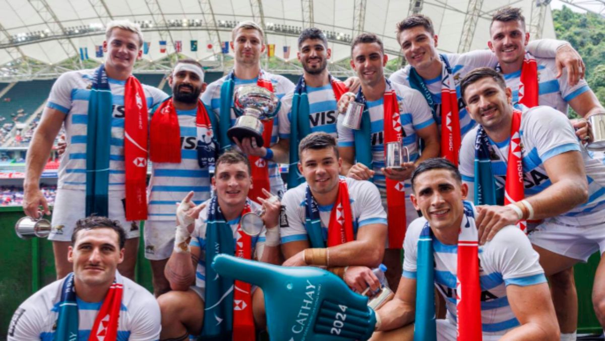 Los Pumas 7s quedaron 9° en el Seven de Hong Kong y sumaron cuatro unidades que los mantienen primeros en el ranking mundial. Los Pumas 7s quedaron 9° en el Seven de Hong Kong y sumaron cuatro unidades que los mantienen primeros en el ranking mundial.