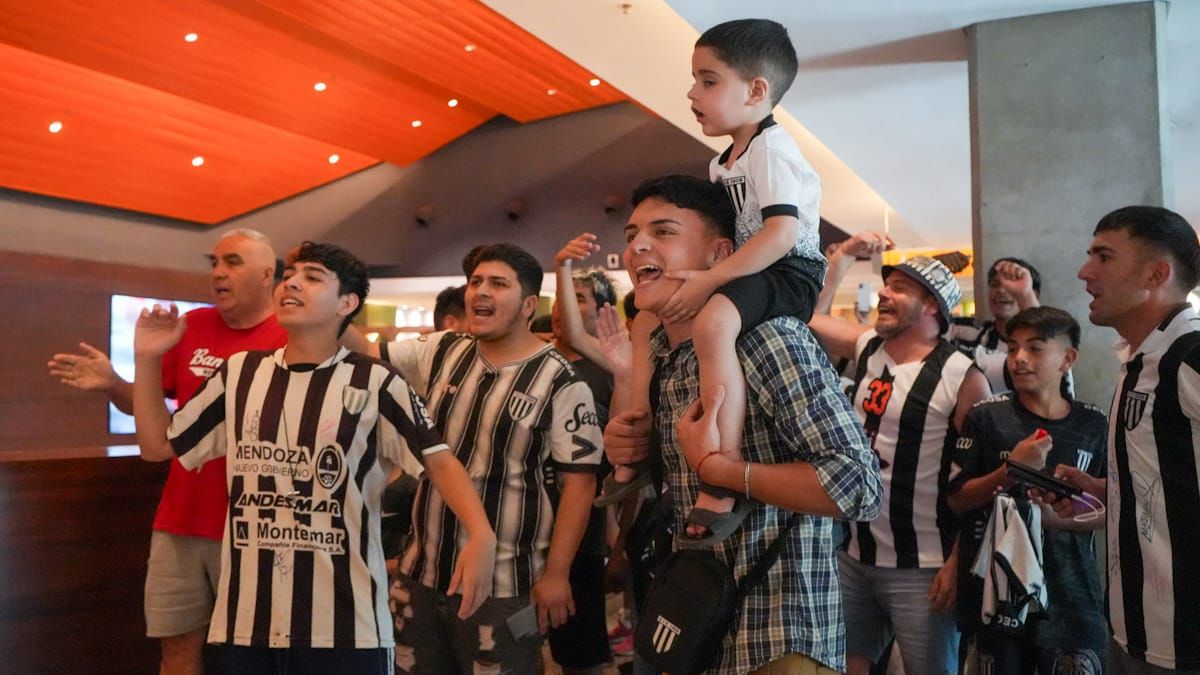 Los hinchas del Lobo se acercaron al aeropuerto a despedir al plantel que viajó a Córdoba. Los hinchas del Lobo se acercaron al aeropuerto a despedir al plantel que viajó a Córdoba.