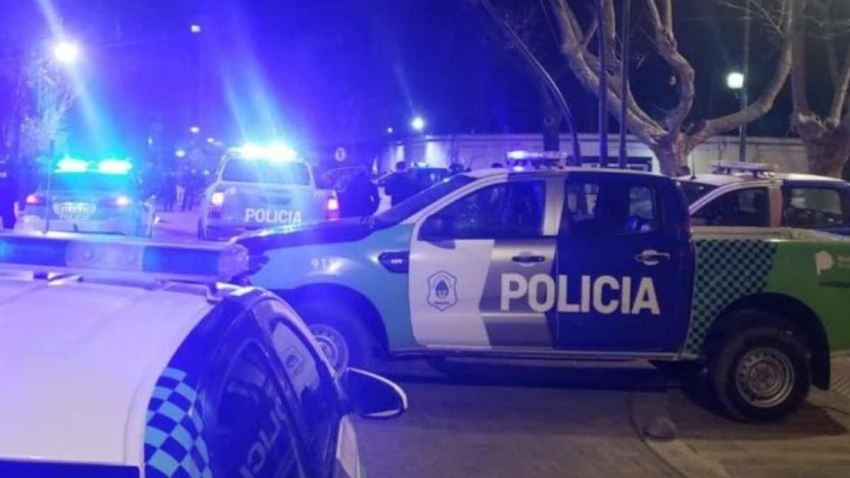 Ataque a policías. Dos hermanos atacaron con un palo con clavos a tres policías.