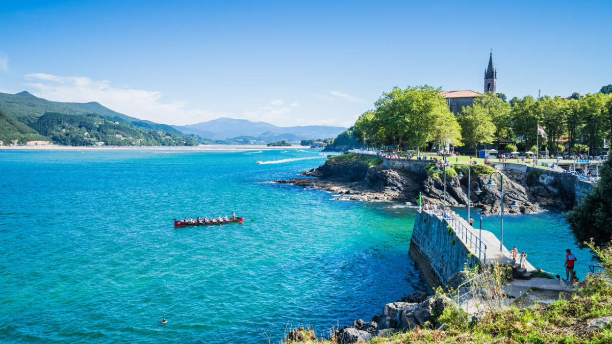 Mundaka, este encantador pueblo del País Vasco, se encuentra en la costa, en una ubicación privilegiada. Mundaka, este encantador pueblo del País Vasco, se encuentra en la costa, en una ubicación privilegiada.