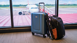 El truco efectivo para guardar ropa en un bolso de mano y ahorrar espacio