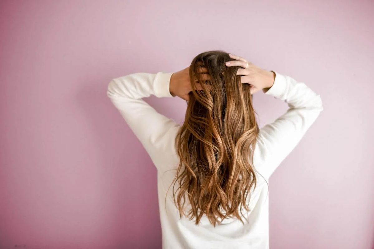 Sigue estos consejos para recuperar un cabello dañado.