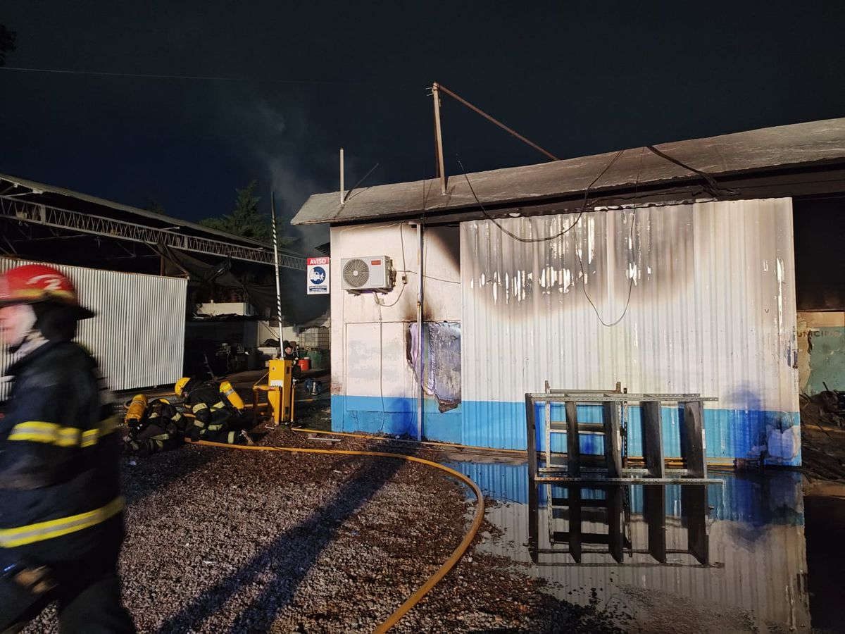 Esta madrugada se prendieron fuego depósitos de Servicios Públicos de la Municipalidad de Maipú.