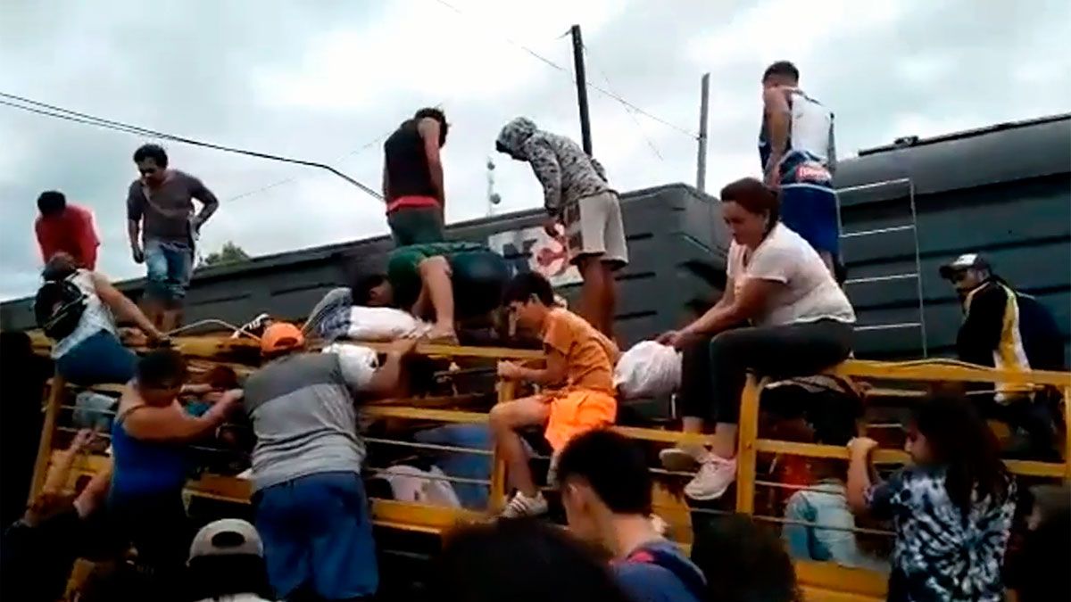 Un tren embistió a un camión ganadero y los vecinos de Pinto (Santiago del Estero) comenzaron a faenar a las vacas en el lugar.