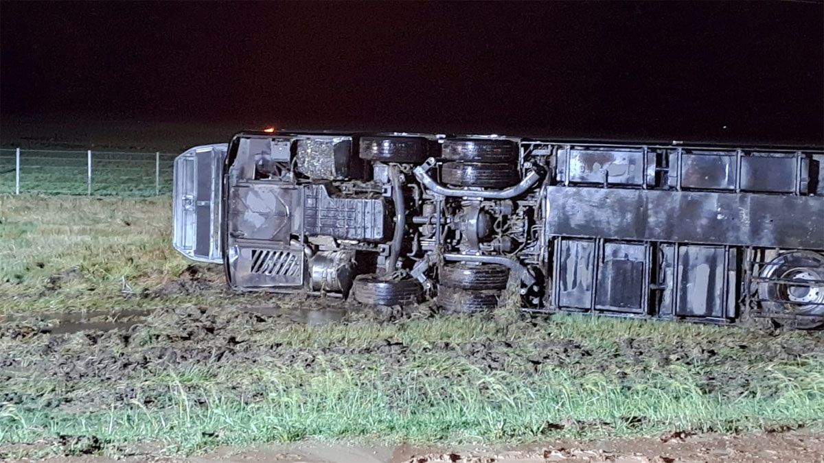 Los Bomberos y la Policía sacaron a los pasajeros que habían quedado dentro del micro de la empresa 20 de Junio.
