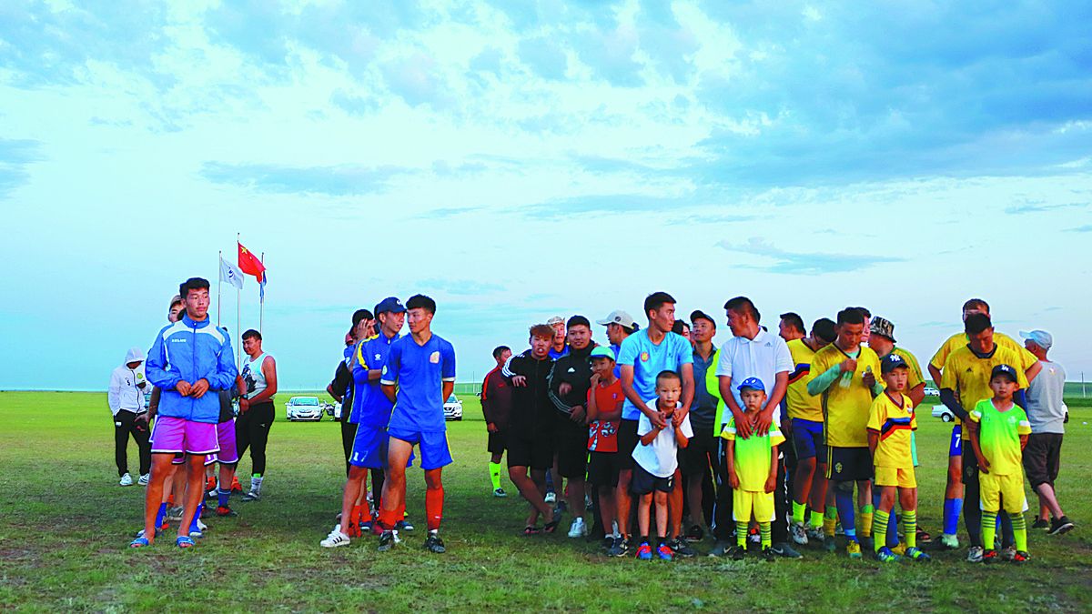 Un grupo de pastores de Mongolia cultiva el amor por el fútbol