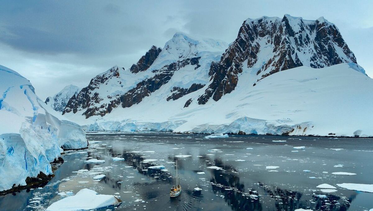 Un río subterráneo que fluye bajo el hielo de la Antártida sostiene a los enormes glaciares