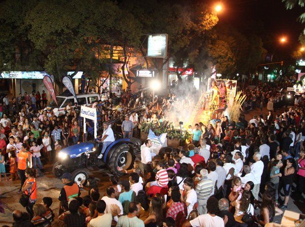 Una multitud acompañó a las reinas en la Vía Blanca