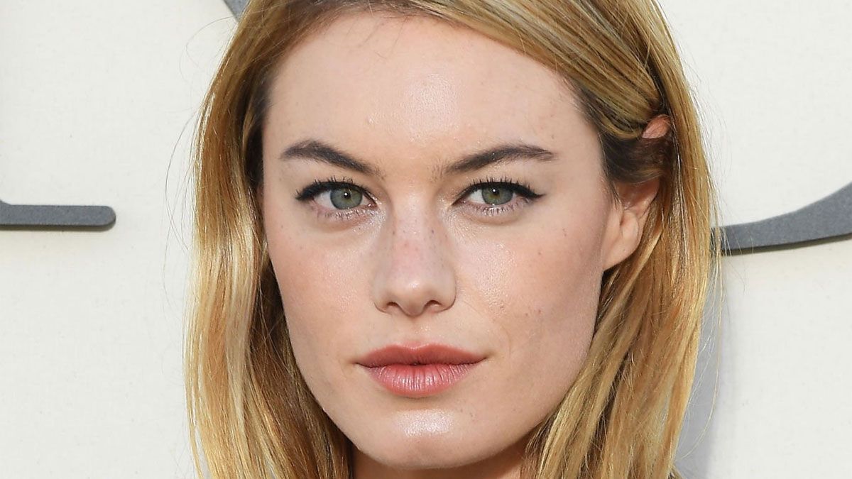 Roxana (Camille Rowe) es la protagonista principal de la película Sin aliento, de Netflix.