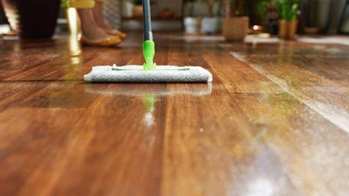 Cómo limpiar y recuperar el brillo de los pisos de madera avejentados en pocos minutos