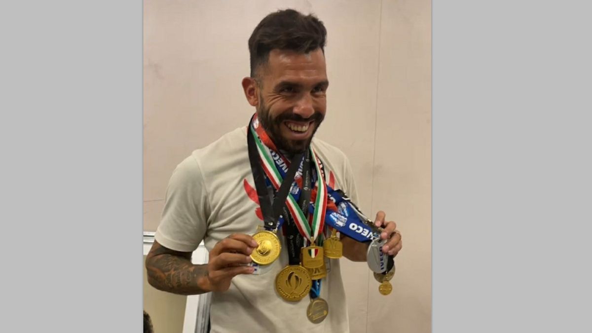 Carlos Tevez con algunas de las medallas que acumul&oacute; en su carrera.