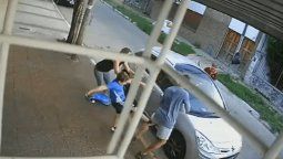 Video: un niño se jugó la vida al defender a su madre de una violenta entradera