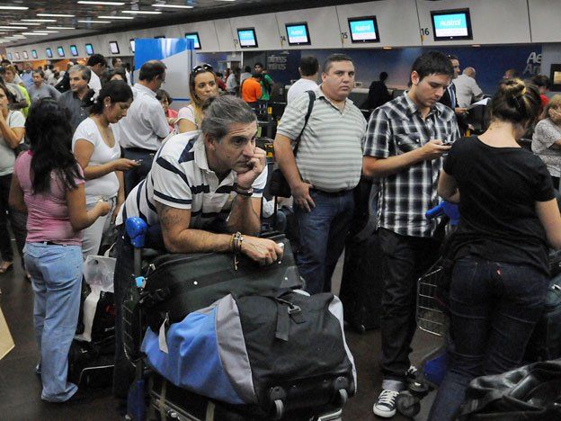 Los trabajadores que realizan la carga y descarga de equipajes para la empresa Latam realizaron una medida de fuerza y generaron demoras en los vuelos en Mendoza. Los trabajadores que realizan la carga y descarga de equipajes para la empresa Latam realizaron una medida de fuerza y generaron demoras en los vuelos en Mendoza.