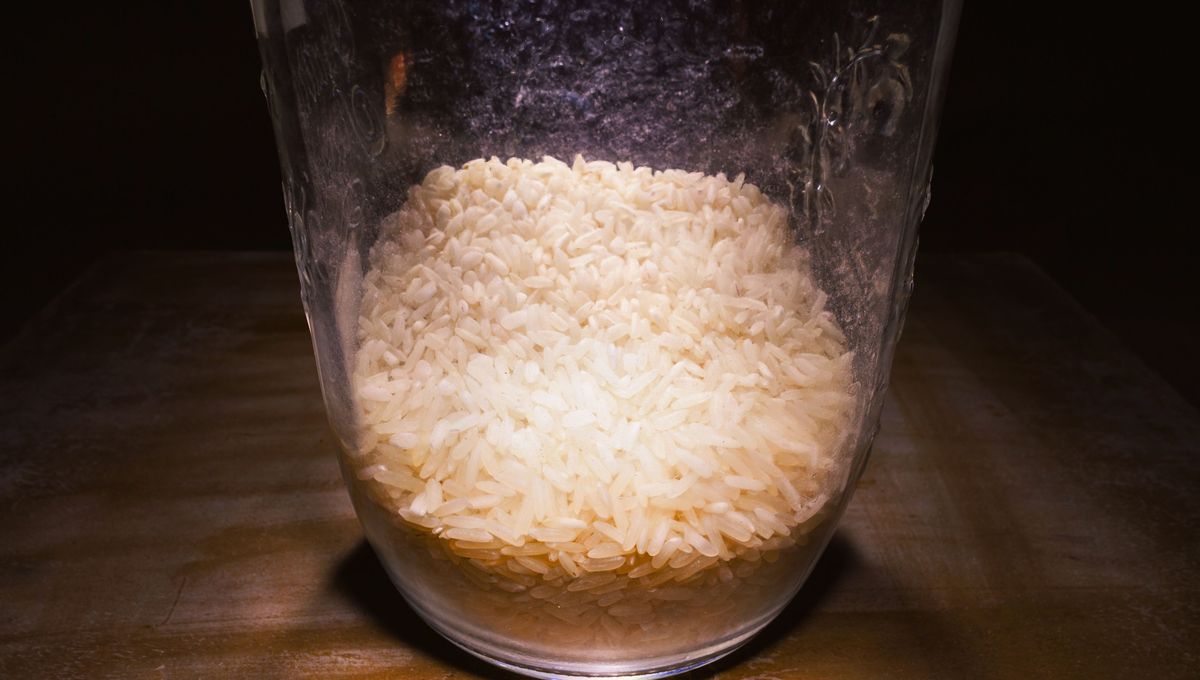 El arroz arrastra y remueve la mugre pegada en la botella. El arroz arrastra y remueve la mugre pegada en la botella. 