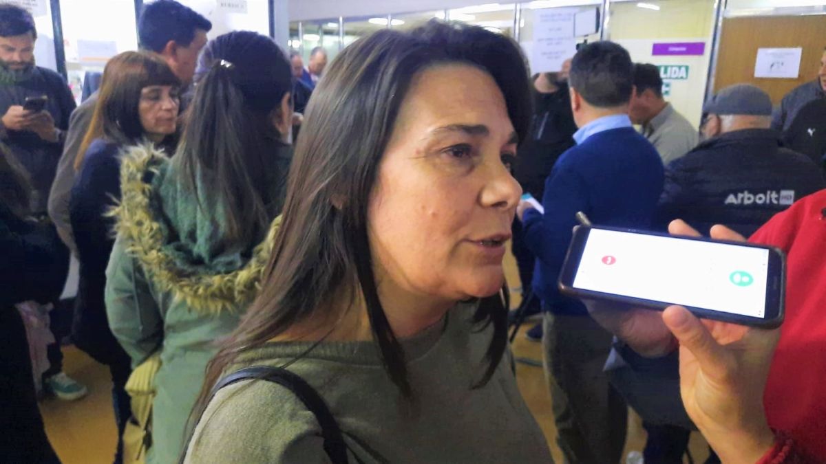 Sedano, afuera de la Subsecretaría de Trabajo: "Lo que definamos depende mucho de cómo nos mejoren las propuestas que han traído".