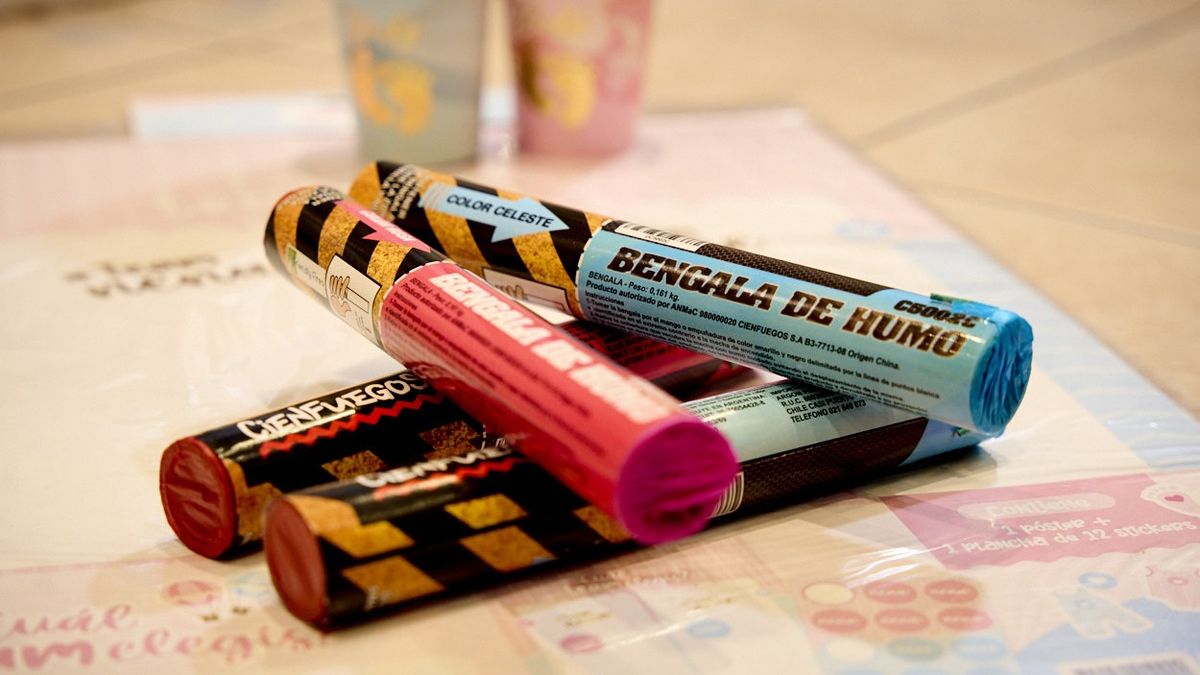 Las bengalas no pueden faltar en un evento de revelación del sexo o género, que usualmente se celebra en la semana 16 o 17 del embarazo. Las bengalas no pueden faltar en un evento de revelación del sexo o género, que usualmente se celebra en la semana 16 o 17 del embarazo.