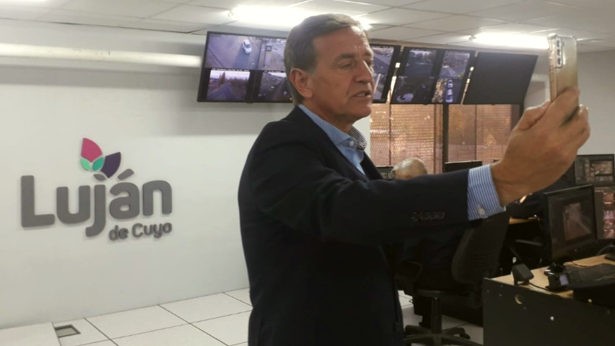 El gobernador recorrió las instalaciones y hasta grabó con su celular para comunicar la inauguración en las redes sociales.