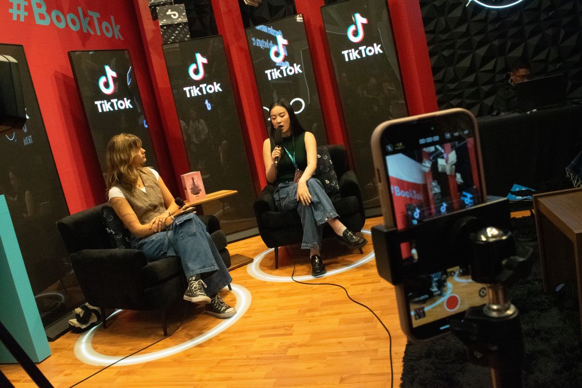 Victoria Resco (izquierda) en el espacio BookTok. Victoria Resco (izquierda) en el espacio BookTok. 
