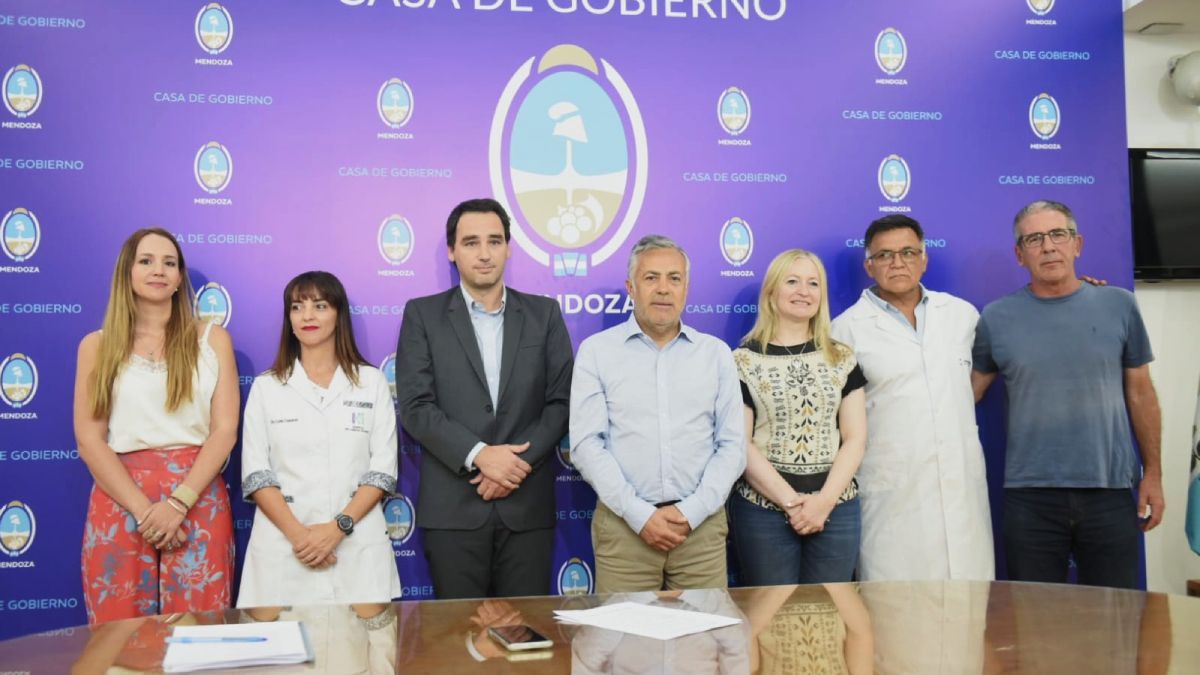 El gobernador, la vice y las nuevas autoridades del Ministerio de Salud y Deportes, que tiene como subsecretario a Chiapetta. El gobernador, la vice y las nuevas autoridades del Ministerio de Salud y Deportes, que tiene como subsecretario a Chiapetta.