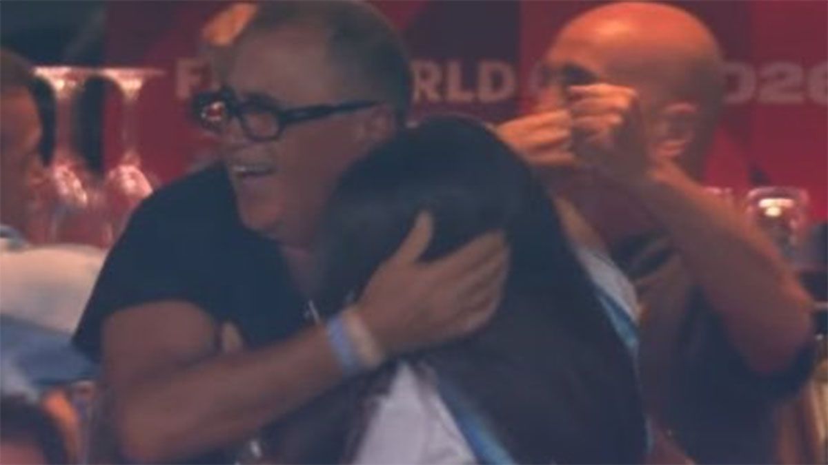 Antonela Roccuzzo abraza a su padre, Jos&eacute;.