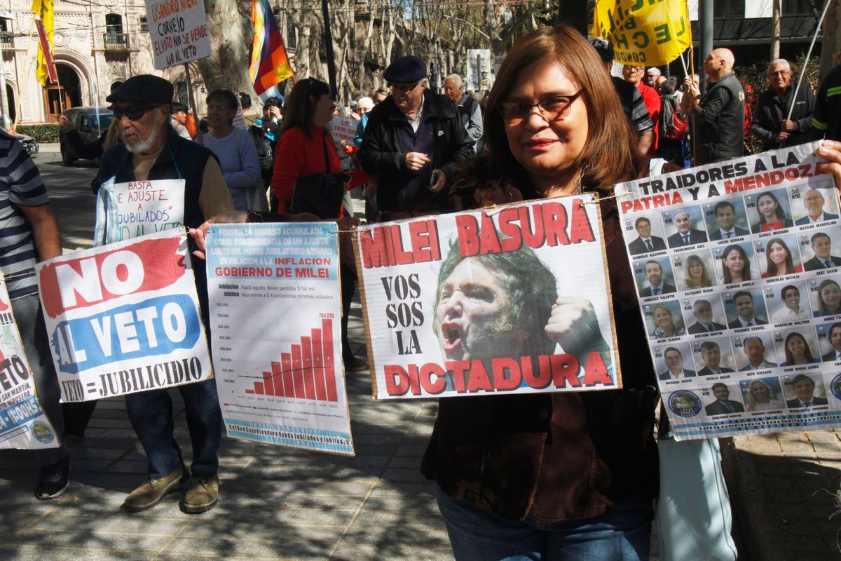 Javier Milei ocupó el principal lugar en los reclamos de los jubilados de Mendoza. Javier Milei ocupó el principal lugar en los reclamos de los jubilados de Mendoza.