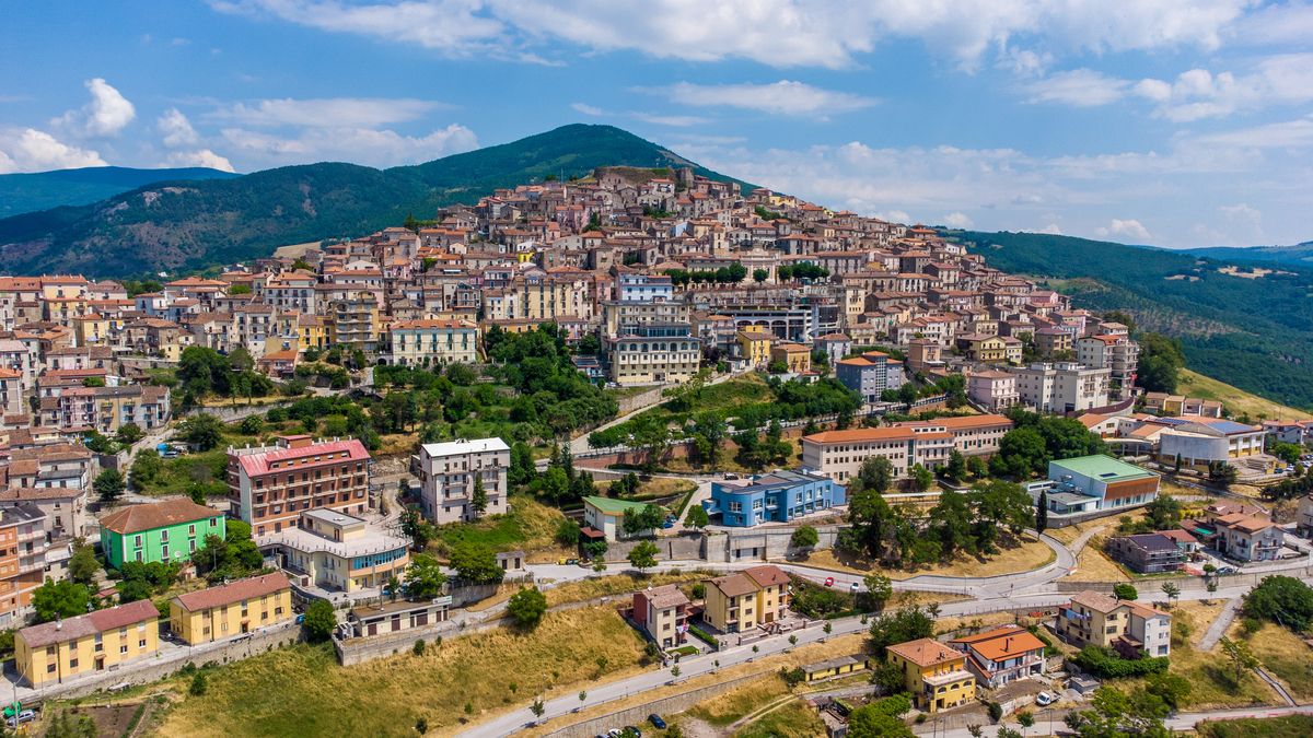 El pueblo de Viggiano, ubicado en la provincia de Potenza, región de la Basilicata, en el sur de Italia. De allí proviene mi familia materna y en este pueblo nació Vicenta, a comienzos del siglo XX El pueblo de Viggiano, ubicado en la provincia de Potenza, región de la Basilicata, en el sur de Italia. De allí proviene mi familia materna y en este pueblo nació Vicenta, a comienzos del siglo XX