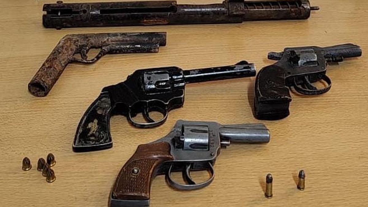 En el allanamiento en Maipú, la Policía secuestró armas de fuego que tenían los implicados en la causa de Marketplace. En el allanamiento en Maipú, la Policía secuestró armas de fuego que tenían los implicados en la causa de Marketplace.